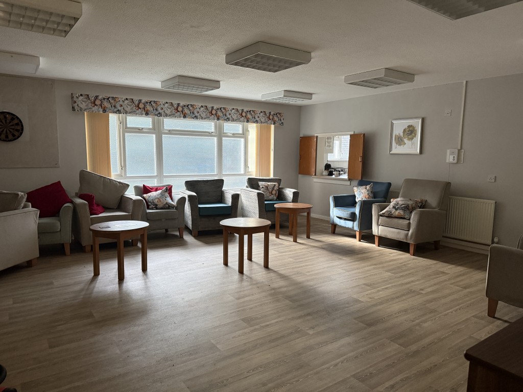 Lot: 20 - SUBSTANTIAL DETACHED BLOCK OF 23 UNITS ON 0.47 ACRES WITH DEVELOPMENT POTENTIAL - Residents Lounge